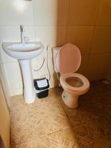 een badkamer met een toilet en een wastafel bij Casa 2 Gold Star Village in Majorlândia