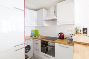 Kuchyňa alebo kuchynka v ubytovaní High Standing 2-Room Apartment in Latin Quarter Paris