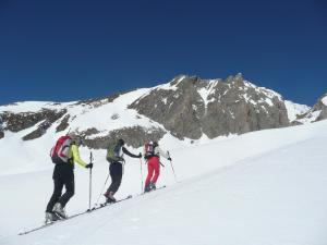 drie mensen op ski's op een besneeuwde berg bij Haus Lubach in Kals am Großglockner