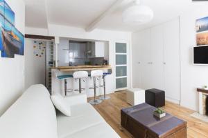 Televízia a/alebo spoločenská miestnosť v ubytovaní High Standing 2-Room Apartment in Latin Quarter Paris