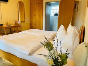 Ein Bett oder Betten in einem Zimmer der Unterkunft Pension Gartner
