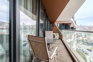 - Balcón con sillas y mesa en un edificio en Modern Apartment in Beyoglu with Balcony, en Estambul