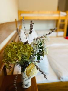 eine Vase voller Blumen auf einem Tisch in der Unterkunft Pension Gartner in Wallern im Burgenland