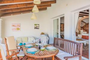 jadalnia ze stołem i krzesłami w obiekcie Sa Marina w Alcudii