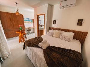 1 dormitorio con 1 cama grande en una habitación en Pousada Raroguis - Praia de Guaratiba en Prado