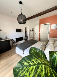 a bedroom with two beds and a couch at Studio - Les Traversières in Eymet