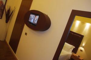 Habitación con espejo y teléfono móvil en la pared. en EuroHome, en Signa
