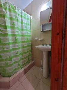y baño con cortina de ducha y lavamanos. en SANBAN en Santiago del Estero