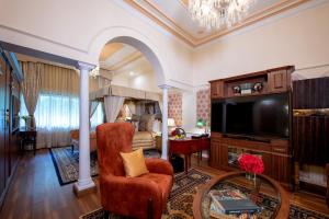 TV a/nebo společenská místnost v ubytování The Claridges New Delhi