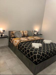 ein großes Bett in einem Zimmer mit zwei Lampen in der Unterkunft miris apartment fast comfortable naples airport capodichino 25 minutes walk self check-in in Neapel