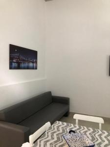een woonkamer met een bank en een tv aan de muur bij Calido y centrico monoambiente in Concordia