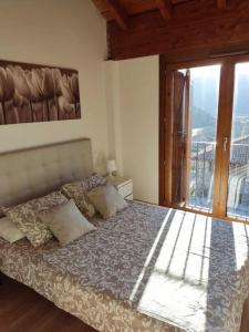 Postel nebo postele na pokoji v ubytování Casa Balcón de Los Pirineos - Gavín Biescas