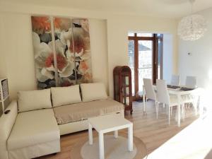 sala de estar con sofá y mesa en Casa Balcón de Los Pirineos - Gavín Biescas, en Gavín