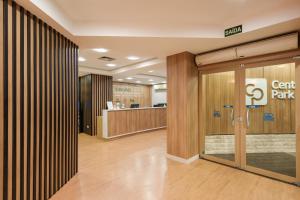 an office lobby with the entrance to a centennial park at Central Park Hotel by Bourbon Cascavel in Cascavel