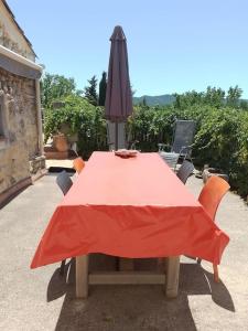 Restaurant o iba pang lugar na makakainan sa Maison de charme avec vue sur la vallee de la Ceze