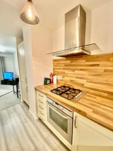 a kitchen with a stove and a counter top at Casa Kerr @ The Broch in Perth