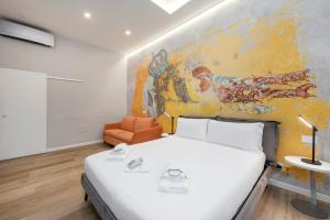 1 dormitorio con 1 cama y una pintura en la pared en Via Milano 52, en Roma