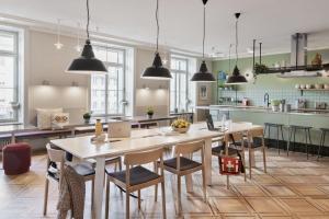 una cucina con un grande tavolo in legno e sedie di Stay KooooK Bern City - Online Check In a Berna Altre 37 foto