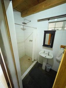 y baño con lavabo y ducha. en The Weaver’s Nest at Riverside, en Winterton
