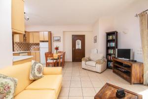 TV a/nebo společenská místnost v ubytování Olive Tree Villas