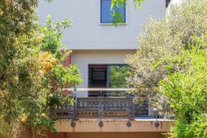 una casa con un balcón con árboles delante de ella en Stunning 2 Bedroom Inverter , WiFi Inside Golf Estate en Northriding