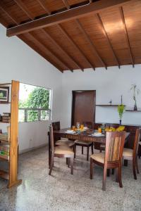 una sala da pranzo con tavolo e sedie in legno di CASA DE LOLA a Medellín