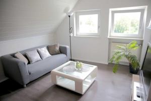 ein Wohnzimmer mit einem Sofa und einem Couchtisch in der Unterkunft Ferienwohnungen Riedel in Pegnitz