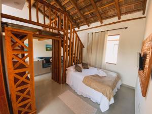 1 dormitorio con 1 cama grande en una habitación en Pousada Raroguis - Praia de Guaratiba en Prado