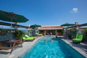 Bazén v ubytování Hoi An Pho Library Hotel nebo v jeho okolí
