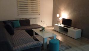 a living room with a couch and a table at Apartman Garic in Pale