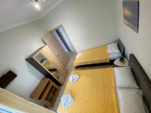 a small room with two beds and a small apartment at KALLIÁNI HOUSE vila kiki in Flogita