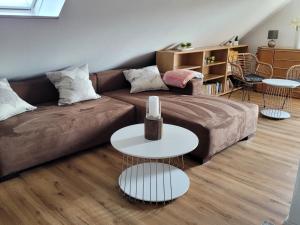 - un salon avec un canapé et deux tables dans l'établissement Apartment Sehring, à Oelde