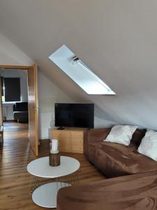 Il comprend un salon doté d'un canapé et d'une télévision à écran plat. dans l'établissement Apartment Sehring, à Oelde