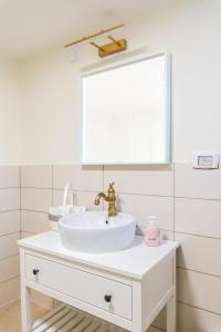 La salle de bains blanche est pourvue d'un lavabo et d'un miroir. dans l'établissement Cosy & Calm Central Getaway Modern Guest Suite by Midrachov 1 Queen Bed, à Zikhron Yaakov