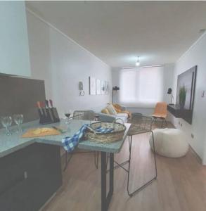 ein Wohnzimmer mit einem Tisch und einem Sofa in der Unterkunft 407/ Precioso apartamento 1D+1B // JUMBO+CENTRO 5 MIN in Puerto Montt