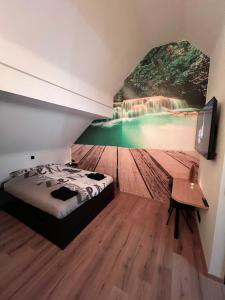 1 dormitorio con un mural de cascada en la pared en Zen, un studio superlatif en Verviers