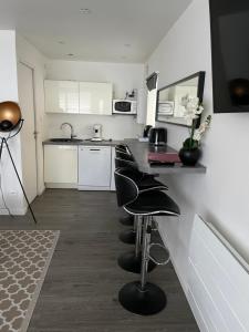 Kuchyň nebo kuchyňský kout v ubytování Studio l'Art Abstrait - Centre d'Agen- Gare 3'