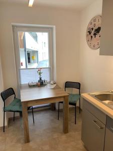 a kitchen with a table and chairs and a window at Gemütliche Wohnung mit guter Anbindung in Thaur