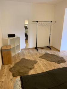 a room with wooden floors and a white wall at Gemütliche Wohnung mit guter Anbindung in Thaur