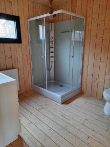DuffelにあるStation 25Aのバスルーム(ガラス張りのシャワー付)が備わります。