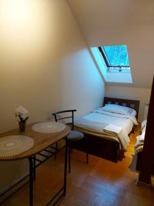 1 dormitorio con cama, mesa y ventana en Hostel LUNA en Mińsk Mazowiecki
