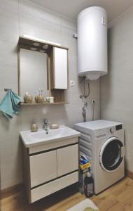 een badkamer met een wasmachine en een wastafel bij Holiday home D&D in Bosanska Krupa