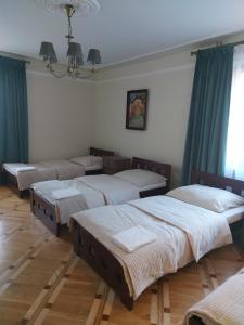 ミンスク・マゾビエツキにあるHostel LUNAの青いカーテンが備わる客室のベッド1台