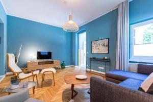 een blauwe woonkamer met een blauwe muur bij Haus Silvana in Zempin