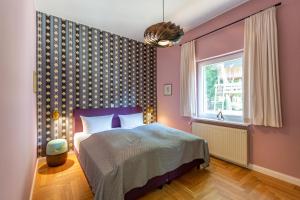 een slaapkamer met een bed en een raam bij Haus Silvana in Zempin