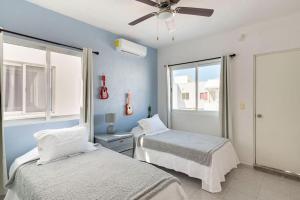 1 dormitorio con 2 camas y ventilador de techo en Casa MiAmore - Family Getaway en Cancún