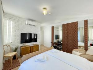 a hotel room with a bed and a flat screen tv at ConnectIN Apartments in Pale
