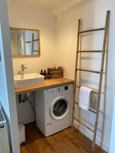 y baño con lavadora y lavamanos. en 30m2 Vie Indépendant centre ville Lorient en Lorient