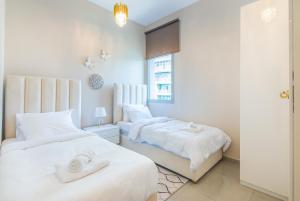 Postel nebo postele na pokoji v ubytování Stunning Marina View - 2BR High Floor