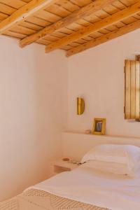 una camera bianca con letto e soffitto in legno di Caso no Campo - Stunning Home By The Sea a Colares